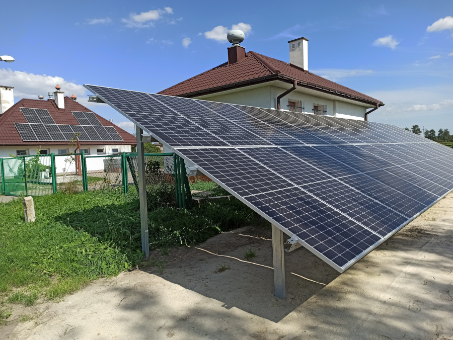 Na zdjęciu widoczny teren oczyszczalni ścieków w miejscowości Pawłów wraz z zamontowanymi panelami fotowoltaicznymi.