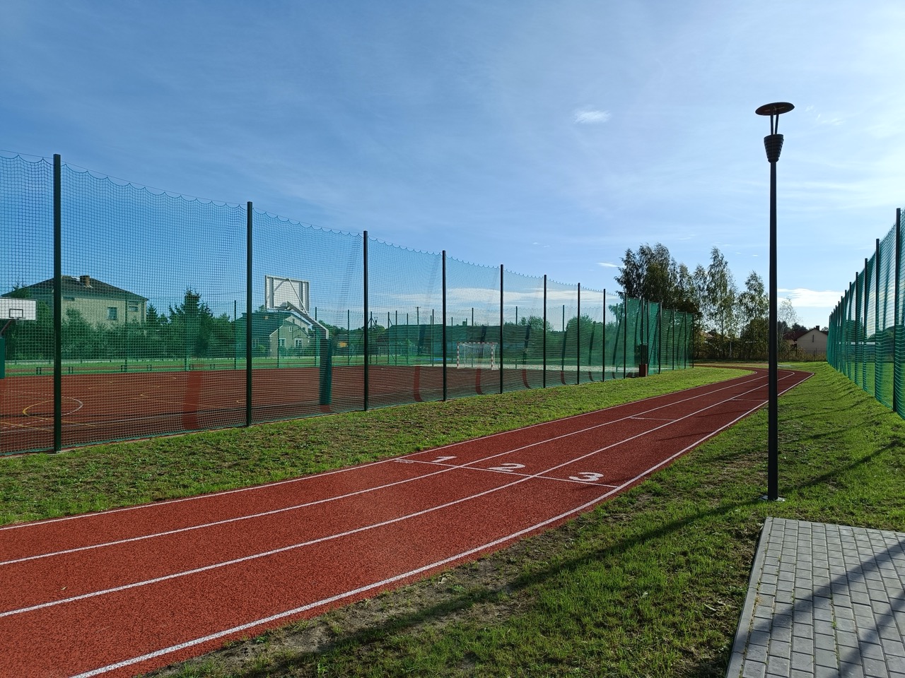 widoczny teren kompleksu sportowo-rekreacyjnego w Lisznie - bieżnia