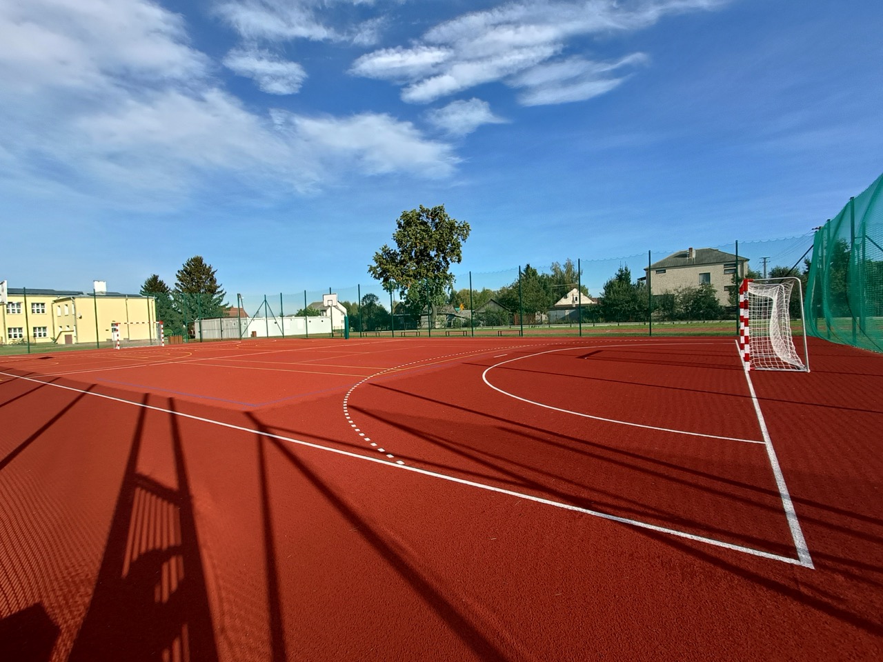 widoczny teren kompleksu sportowo-rekreacyjnego w Lisznie - boisko wielofunkcyjne