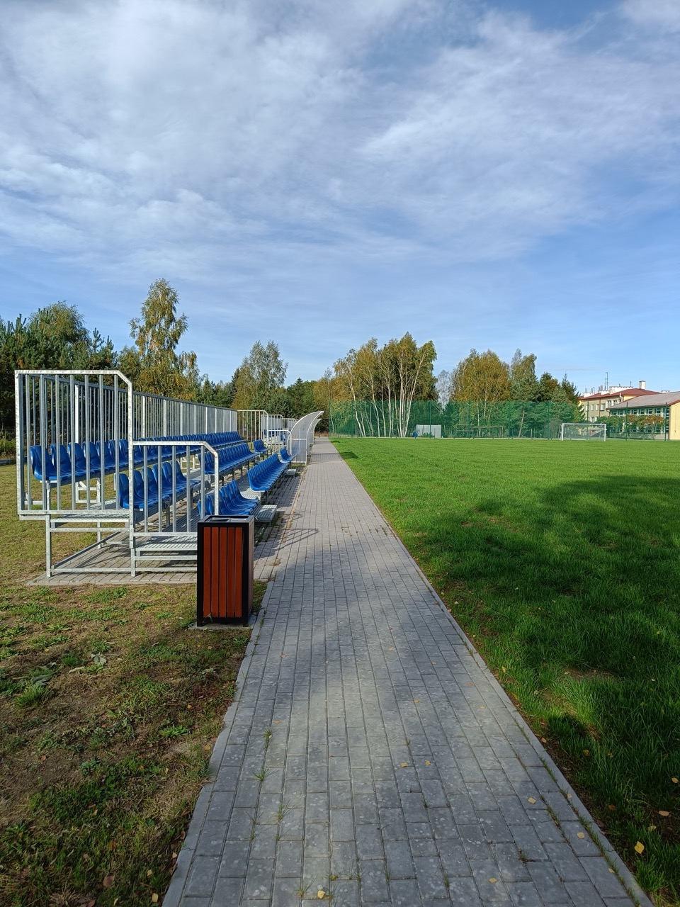 widoczny teren kompleksu sportowo-rekreacyjnego w Lisznie - trybuny.