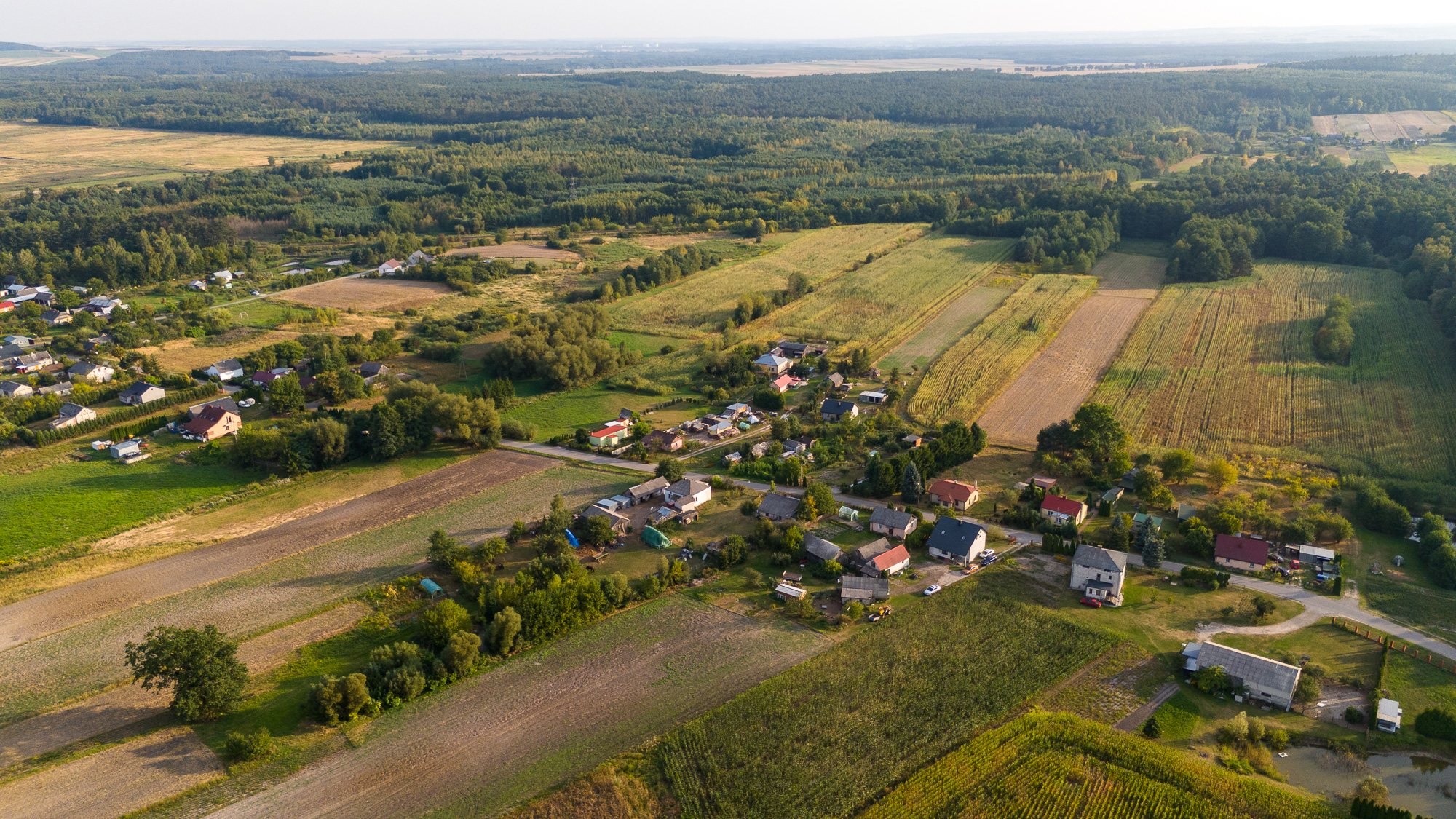Józefin z lotu ptaka - widok na drogę, zabudowania i pola