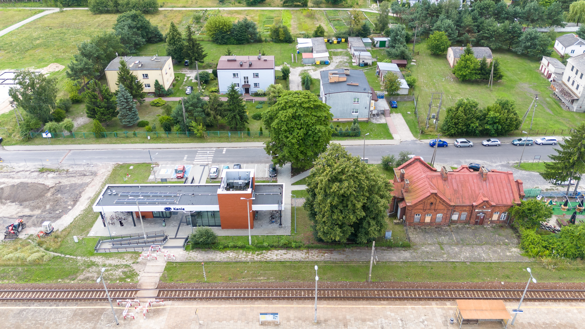 Widok na dworzec kolejowy z lotu ptaka - widoczny stary i nowy budynek dworca