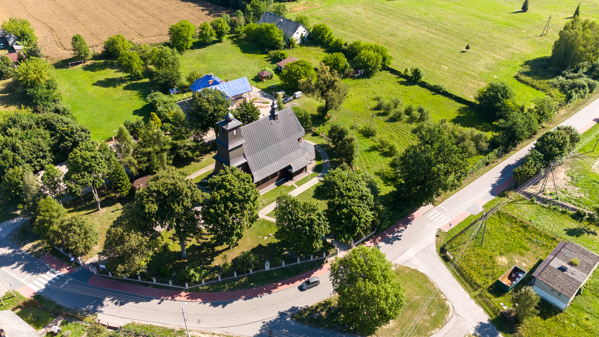 Ujęcie z lotu ptaka widoczny kościół i budynek straży pożarnej