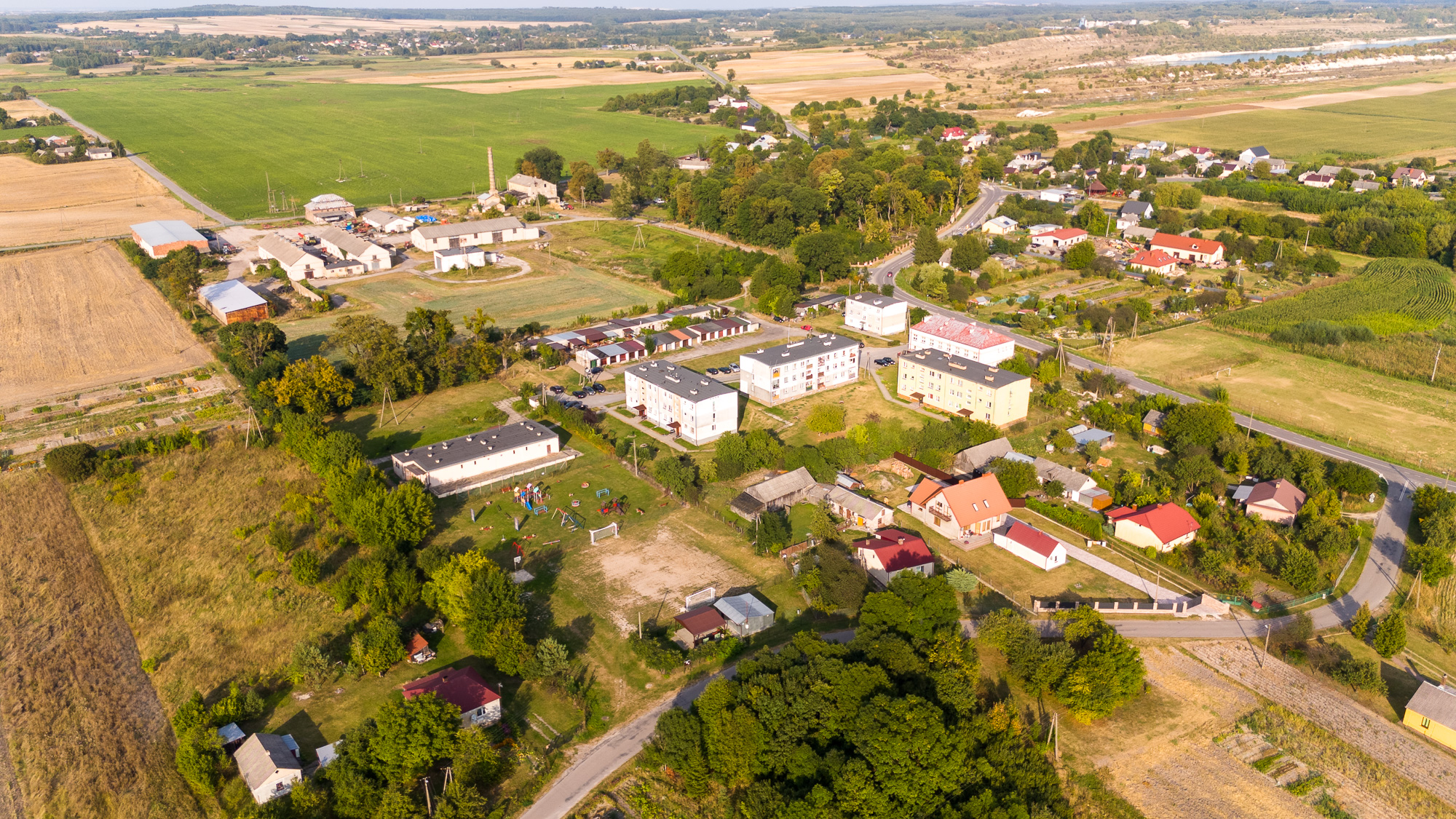 Krasne z lotu ptaka - widok na bloki, drogi i pola
