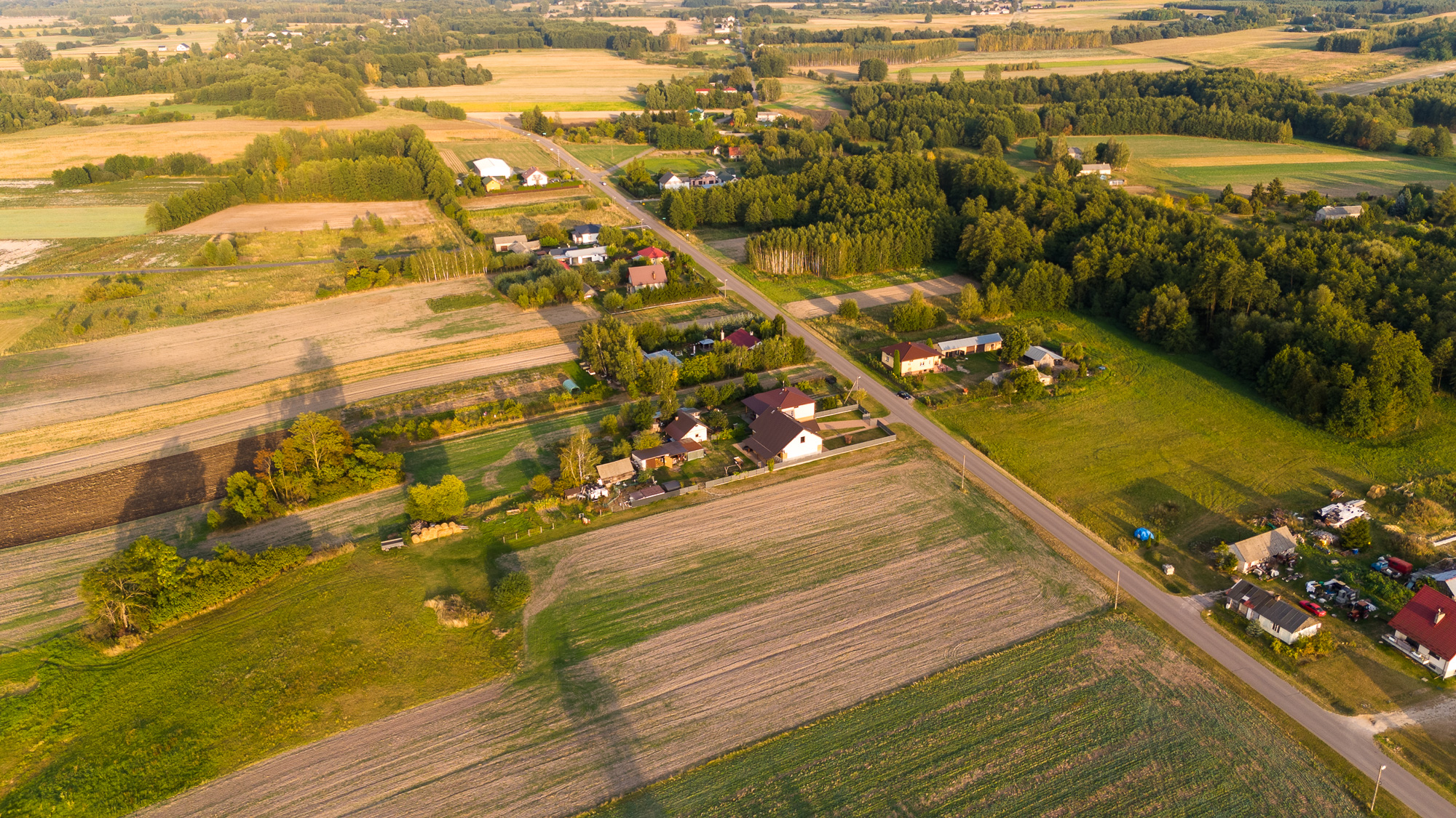 Krzywowola z lotu ptaka - ujęcie na drogę, zabudowania i pola