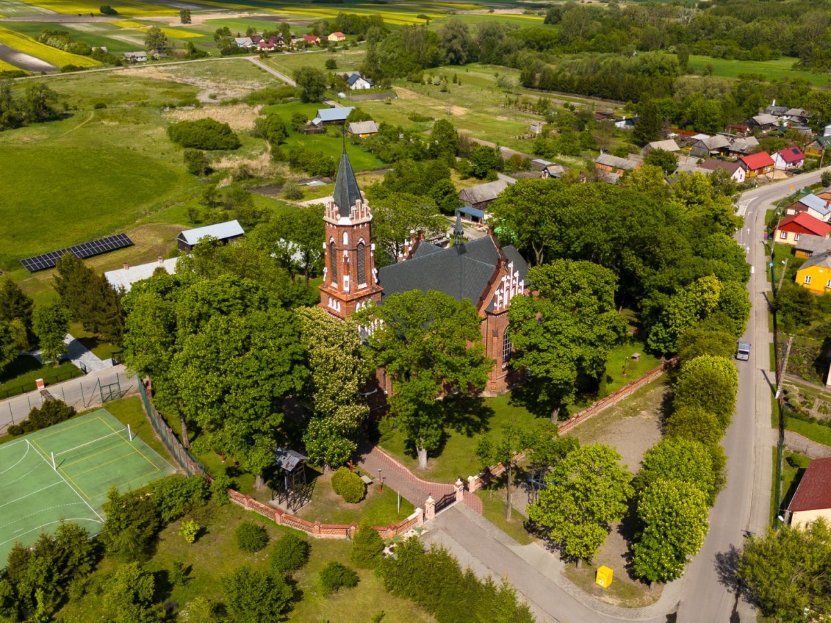 Zdjęcia z lotu ptaka - widok na kościół w Pawłowie